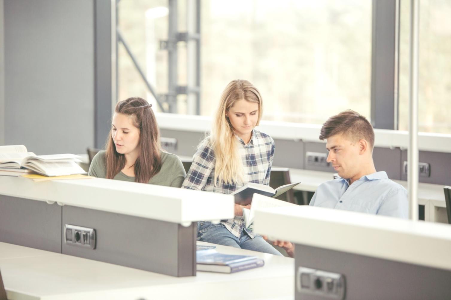 Finanzanalyst bei der Bewertung von Liquiditätskennzahlen