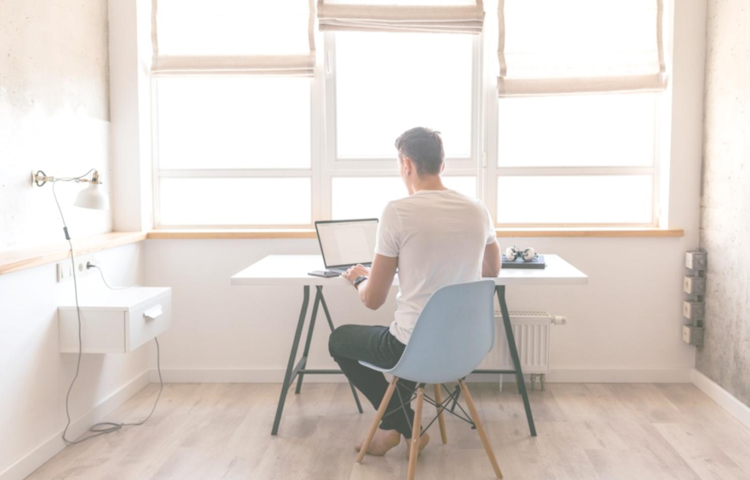 Finanzexperte bei der Datenanalyse am Computer