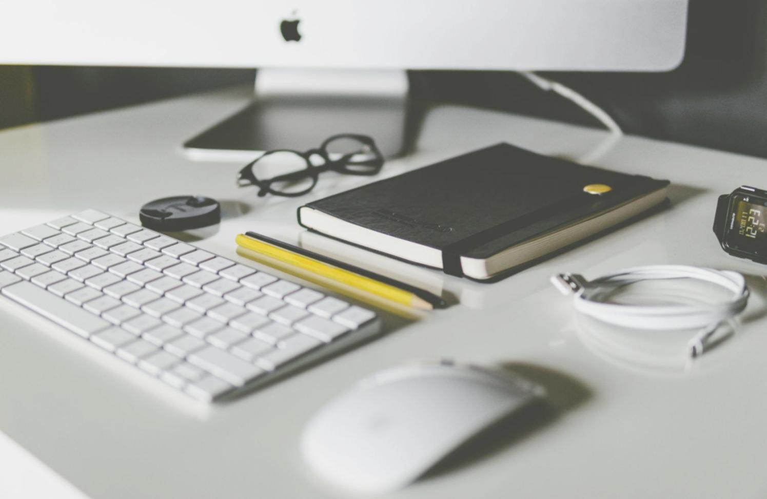 Geschäftsmeeting mit Finanzunterlagen und Laptops